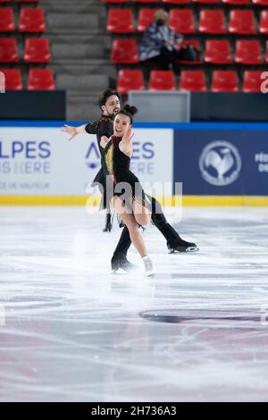 Grenoble, Francia. 19 Nov 2021. Jennifer Janse Van Rensburg e Benjamin Steffan dalla Germania competono nella danza ritmica del Gran Premio ISU di Pattinaggio di figura - Internationaux de France a Patinoire Polesud a Grenoble, Francia il 19 novembre 2021 Credit: Kathleen Michel/Alamy Live News Foto Stock