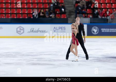 Grenoble, Francia. 19 Nov 2021. Alexa Knierim e Brandon Frazier dagli Stati Uniti gareggiano in coppia il breve programma del Gran Premio ISU di Pattinaggio di figura - Internationaux de France a Patinoire Polesud a Grenoble, Francia il 19 novembre 2021 Credit: Kathleen Michel/Alamy Live News Foto Stock