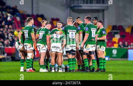 Londra, Regno Unito. 19 Nov 2021. Londra Huddle irlandese durante la partita di rugby Gallagher Premiership tra Londra Irish e Saracens al Brentford Community Stadium, Londra, Inghilterra, il 19 novembre 2021. Foto di Phil Hutchinson. Solo per uso editoriale, licenza richiesta per uso commerciale. Nessun utilizzo nelle scommesse, nei giochi o nelle pubblicazioni di un singolo club/campionato/giocatore. Credit: UK Sports Pics Ltd/Alamy Live News Foto Stock