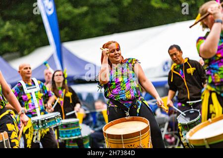 I batteristi di Katumba si divertono nella pioggia al 30° anniversario del giorno della consapevolezza delle disabilità, evento presso Walton Hall and Gardens, Cheshire Foto Stock