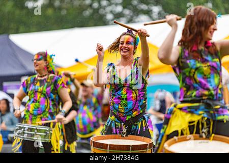 I batteristi di Katumba si divertono nella pioggia al 30° anniversario del giorno della consapevolezza delle disabilità, evento presso Walton Hall and Gardens, Cheshire Foto Stock