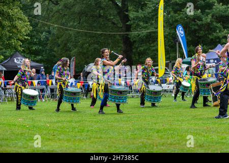 I batteristi di Katumba si divertono nella pioggia al 30° anniversario del giorno della consapevolezza delle disabilità, evento presso Walton Hall and Gardens, Cheshire Foto Stock