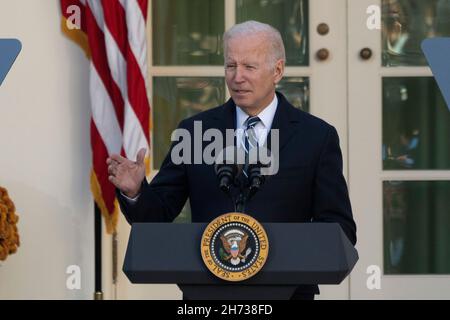 Washington, Vereinigte Staaten. 19 Nov 2021. Il presidente degli Stati Uniti Joe Biden celebra il settantaquattresimo anniversario della presentazione della Turchia del Ringraziamento Nazionale, perdonando la Turchia del Ringraziamento Nazionale alla Casa Bianca di Washington, DC, 19 novembre 2021. Credit: Chris Kleponis/CNP/dpa/Alamy Live News Foto Stock