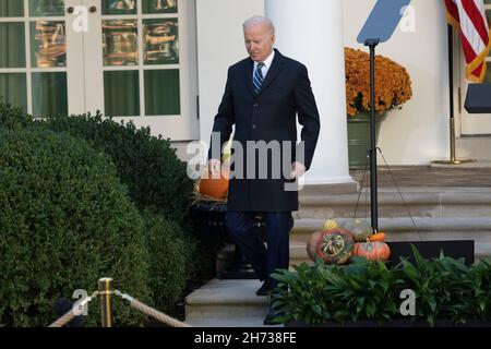 Washington, Vereinigte Staaten. 19 Nov 2021. Il presidente degli Stati Uniti Joe Biden celebra il settantaquattresimo anniversario della presentazione della Turchia del Ringraziamento Nazionale, perdonando la Turchia del Ringraziamento Nazionale alla Casa Bianca di Washington, DC, 19 novembre 2021. Credit: Chris Kleponis/CNP/dpa/Alamy Live News Foto Stock