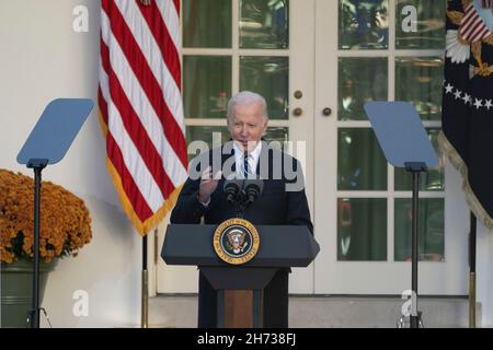 Washington, Vereinigte Staaten. 19 Nov 2021. Il presidente degli Stati Uniti Joe Biden celebra il settantaquattresimo anniversario della presentazione della Turchia del Ringraziamento Nazionale, perdonando la Turchia del Ringraziamento Nazionale alla Casa Bianca di Washington, DC, 19 novembre 2021. Credit: Chris Kleponis/CNP/dpa/Alamy Live News Foto Stock