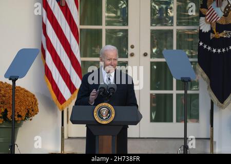 Washington, Vereinigte Staaten. 19 Nov 2021. Il presidente degli Stati Uniti Joe Biden celebra il settantaquattresimo anniversario della presentazione della Turchia del Ringraziamento Nazionale, perdonando la Turchia del Ringraziamento Nazionale alla Casa Bianca di Washington, DC, 19 novembre 2021. Credit: Chris Kleponis/CNP/dpa/Alamy Live News Foto Stock