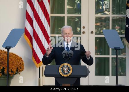 Washington, Vereinigte Staaten. 19 Nov 2021. Il presidente degli Stati Uniti Joe Biden celebra il settantaquattresimo anniversario della presentazione della Turchia del Ringraziamento Nazionale, perdonando la Turchia del Ringraziamento Nazionale alla Casa Bianca di Washington, DC, 19 novembre 2021. Credit: Chris Kleponis/CNP/dpa/Alamy Live News Foto Stock