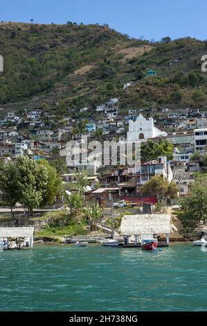 Villaggio di San Antonio Palopo nel lago Atitlan Guatemala Foto Stock