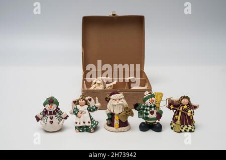 Decorazioni natalizie in miniatura con scatola aperta. Foto Stock