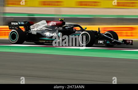 Doha, Qatar. 19 Nov 2021. Il pilota finlandese Valtteri Bottas di Mercedes compete durante la prima sessione di prove libere davanti al Gran Premio di Formula uno del Qatar al circuito internazionale Losail di Doha, Qatar, 19 novembre 2021. Credit: Nikku/Xinhua/Alamy Live News Foto Stock