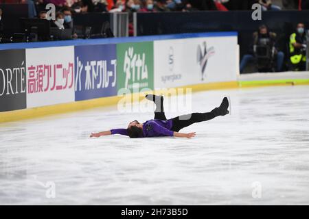 Grenoble, Francia. 19 Nov 2021. Kevin AYMOZ (Francia), durante il breve programma MEN, al Gran Premio ISU di Pattinaggio di figura - Internationaux de France, al Polesud Ice-Rink Complex, il 19 novembre 2021 a Grenoble, Francia. Credit: AFLO Co. Ltd./Alamy Live News Foto Stock