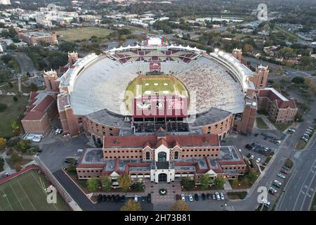 Una vista aerea del Doak Campbell Stadium nel campus della Florida state University, venerdì 19 novembre 2021, a Tallahassee, Flat. È il campo di casa fo Foto Stock