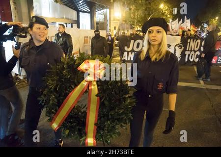 Madrid, Spagna. 19 Nov 2021. L'estrema destra in Spagna ha preparato un fine settimana pieno di atti nostalgici in occasione del 20-N. Decine di falangisti hanno dimostrato questo venerdì 19 novembre, nelle strade di Madrid in occasione del 20-N. La data, che coincide con l'85° anniversario dell'assassinio di Jose Antonio primo de Rivera, diventa ogni anno un'esaltazione di simboli e proclamazioni precostituzionali. (Foto di Alberto Sibaja/Pacific Press) Credit: Pacific Press Media Production Corp./Alamy Live News Foto Stock