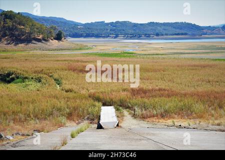 Lago Mendocino, estremità nord al lancio della rand durante la siccità con acqua a 1/4 miglia dalla rampa Foto Stock