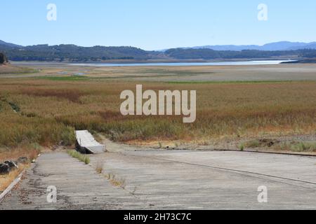 Lago Mendocino, estremità nord al lancio della rand durante la siccità con acqua a 1/4 miglia dalla rampa Foto Stock