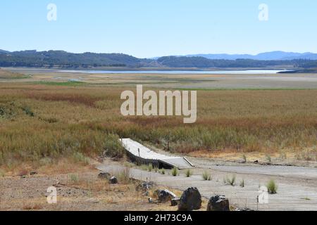 Lago Mendocino, estremità nord al lancio della rand durante la siccità con acqua a 1/4 miglia dalla rampa Foto Stock