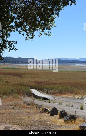 Lago Mendocino, estremità nord al lancio della rand durante la siccità con acqua a 1/4 miglia dalla rampa Foto Stock