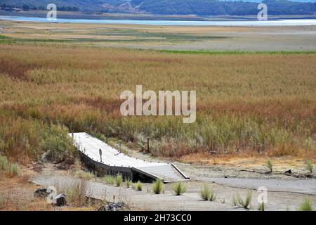 Lago Mendocino, estremità nord al lancio della rand durante la siccità con acqua a 1/4 miglia dalla rampa Foto Stock