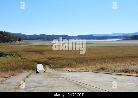 Lago Mendocino, estremità nord al lancio della rand durante la siccità con acqua a 1/4 miglia dalla rampa Foto Stock