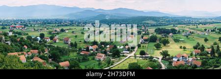 Villaggio vicino alla città di Niksic con montagne sullo sfondo. Montenegro Foto Stock