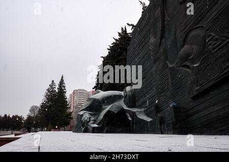 Voronezh, Russia. 19 Nov 2021. Monumento di Glory all'ingresso della città durante la prima nevicata. Nevicò sul territorio di Voronezh per un breve periodo, ha detto la testa del centro idrometeorologico regionale Alexander Sushkov. Credit: SOPA Images Limited/Alamy Live News Foto Stock