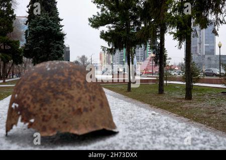 Voronezh, Russia. 19 Nov 2021. La prima neve sul vicolo di Gloria della città con un casco militare arrugginito. Nevicò sul territorio di Voronezh per un breve periodo, ha detto la testa del centro idrometeorologico regionale Alexander Sushkov. Credit: SOPA Images Limited/Alamy Live News Foto Stock