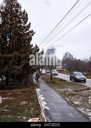 Voronezh, Russia. 19 Nov 2021. Scioglimento della prima neve in via Shishkov. Nevicò sul territorio di Voronezh per un breve periodo, ha detto la testa del centro idrometeorologico regionale Alexander Sushkov. Credit: SOPA Images Limited/Alamy Live News Foto Stock