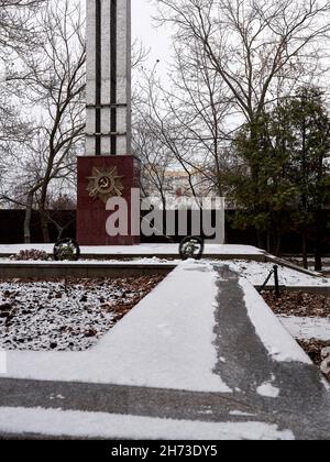 Voronezh, Russia. 19 Nov 2021. La prima neve al monumento sulla tomba di massa n. 5 della Grande Guerra Patriottica. Nevicò sul territorio di Voronezh per un breve periodo, ha detto la testa del centro idrometeorologico regionale Alexander Sushkov. Credit: SOPA Images Limited/Alamy Live News Foto Stock