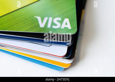 20 febbraio 2021, Barnaul, Russia: Pila DI CARTE VISA, carte di credito sul tavolo bianco. Shallow focus in tono morbido. Concetto di business. Foto Stock