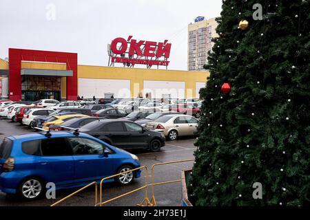 Voronezh, Russia. 19 Nov 2021. Il parcheggio di un grande negozio di alimentari è traboccante di auto durante la prima nevicata. Nevicò sul territorio di Voronezh per un breve periodo, ha detto la testa del centro idrometeorologico regionale Alexander Sushkov. (Foto di Mihail Siergiejevicz/SOPA Imag/Sipa USA) Credit: Sipa USA/Alamy Live News Foto Stock