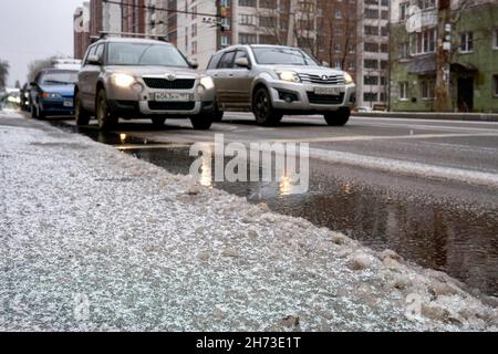 Voronezh, Russia. 19 Nov 2021. Ghiaccio sulle strade della città durante la prima neve. Nevicò sul territorio di Voronezh per un breve periodo, ha detto la testa del centro idrometeorologico regionale Alexander Sushkov. (Foto di Mihail Siergiejevicz/SOPA Imag/Sipa USA) Credit: Sipa USA/Alamy Live News Foto Stock