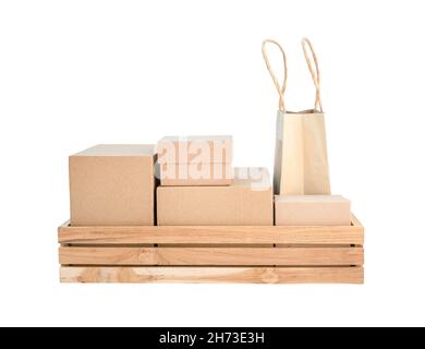 Scatola di legno con diversi tipi di scatole di cartone isolate su sfondo bianco. Foto Stock