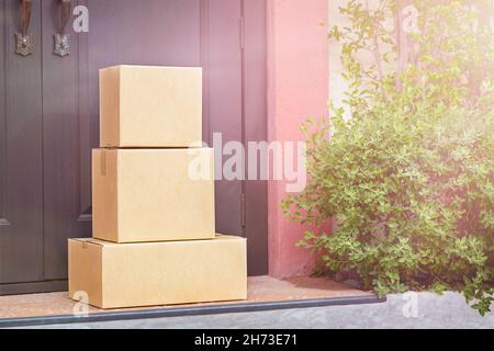 Le scatole di cartone sono sul portico davanti alla porta Foto Stock