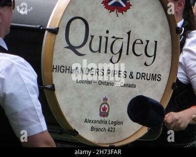 Closeup di Quigley Highlanders Pipes & Drums Drum suonato nella band scozzese di marching. Foto Stock