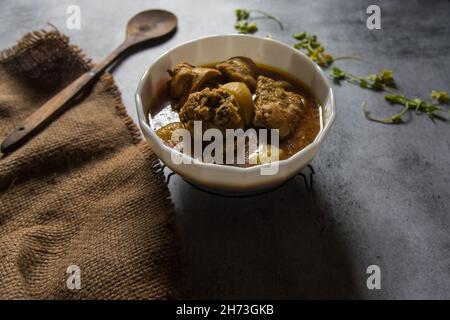 Salsa di masala di pollo di stile indiano o curry di pollo di Kerala cucinato con una varietà di spezie indiane servite in una ciotola. Vista dall'alto. Foto Stock