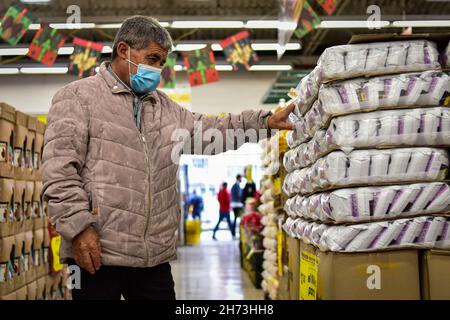 Narino, Colombia. 19 Nov 2021. I Colombiani vanno nei centri commerciali e nei principali negozi del paese approfittando del giorno senza IVA 'Dia sin IVA' decretata dal governo nazionale di Ipiales - Narino, Colombia il 19 novembre 2021. Acquirenti finalizzati per lo shopping natalizio come giocattoli, elettronica, vestiti e elettrodomestici. Credit: Long Visual Press/Alamy Live News Foto Stock