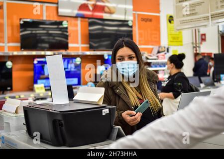 Narino, Colombia. 19 Nov 2021. I Colombiani vanno nei centri commerciali e nei principali negozi del paese approfittando del giorno senza IVA 'Dia sin IVA' decretata dal governo nazionale di Ipiales - Narino, Colombia il 19 novembre 2021. Acquirenti finalizzati per lo shopping natalizio come giocattoli, elettronica, vestiti e elettrodomestici. Credit: Long Visual Press/Alamy Live News Foto Stock