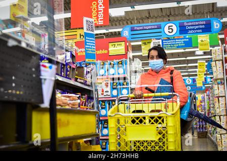 Narino, Colombia. 19 Nov 2021. I Colombiani vanno nei centri commerciali e nei principali negozi del paese approfittando del giorno senza IVA 'Dia sin IVA' decretata dal governo nazionale di Ipiales - Narino, Colombia il 19 novembre 2021. Acquirenti finalizzati per lo shopping natalizio come giocattoli, elettronica, vestiti e elettrodomestici. Credit: Long Visual Press/Alamy Live News Foto Stock