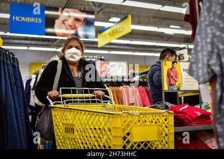 Narino, Colombia. 19 Nov 2021. I Colombiani vanno nei centri commerciali e nei principali negozi del paese approfittando del giorno senza IVA 'Dia sin IVA' decretata dal governo nazionale di Ipiales - Narino, Colombia il 19 novembre 2021. Acquirenti finalizzati per lo shopping natalizio come giocattoli, elettronica, vestiti e elettrodomestici. Credit: Long Visual Press/Alamy Live News Foto Stock