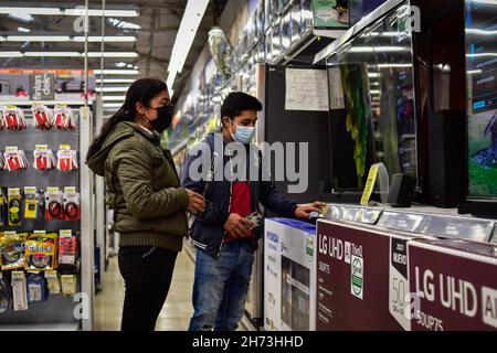 Narino, Colombia. 19 Nov 2021. I Colombiani vanno nei centri commerciali e nei principali negozi del paese approfittando del giorno senza IVA 'Dia sin IVA' decretata dal governo nazionale di Ipiales - Narino, Colombia il 19 novembre 2021. Acquirenti finalizzati per lo shopping natalizio come giocattoli, elettronica, vestiti e elettrodomestici. Credit: Long Visual Press/Alamy Live News Foto Stock