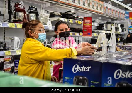 Narino, Colombia. 19 Nov 2021. I Colombiani vanno nei centri commerciali e nei principali negozi del paese approfittando del giorno senza IVA 'Dia sin IVA' decretata dal governo nazionale di Ipiales - Narino, Colombia il 19 novembre 2021. Acquirenti finalizzati per lo shopping natalizio come giocattoli, elettronica, vestiti e elettrodomestici. Credit: Long Visual Press/Alamy Live News Foto Stock