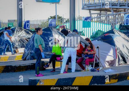 Le famiglie migranti venezuelane che vivono nel centro di trasporto settentrionale di Bogotà, Colombia, ricevono aiuti alimentari in mezzo al COVID-19 Pandemic sectored lockdown, il 18 luglio 2020. Foto Stock