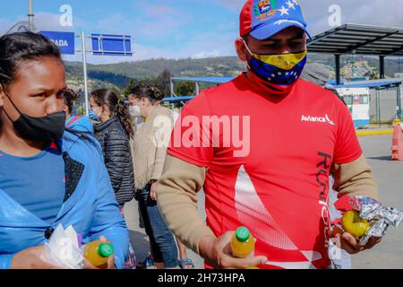 Le famiglie migranti venezuelane che vivono nel centro di trasporto settentrionale di Bogotà, Colombia, ricevono aiuti alimentari in mezzo al COVID-19 Pandemic sectored lockdown, il 18 luglio 2020. Foto Stock