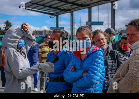 Le famiglie migranti venezuelane che vivono nel centro di trasporto settentrionale di Bogotà, Colombia, ricevono aiuti alimentari in mezzo al COVID-19 Pandemic sectored lockdown, il 18 luglio 2020. Foto Stock