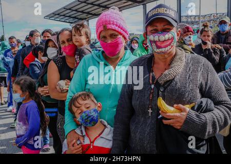 Le famiglie migranti venezuelane che vivono nel centro di trasporto settentrionale di Bogotà, Colombia, ricevono aiuti alimentari in mezzo al COVID-19 Pandemic sectored lockdown, il 18 luglio 2020. Foto Stock