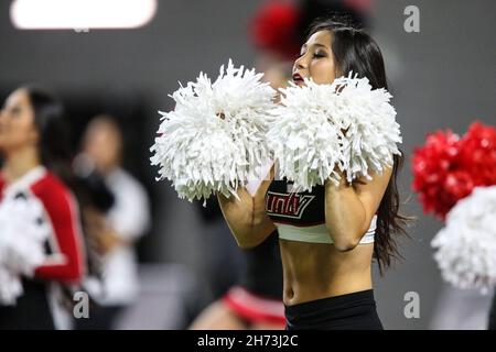 Las Vegas, Stati Uniti. 19 Nov 2021. Las Vegas, Nevada, USA. 19 Nov 2021. Un cheerleader dei ribelli dell'UNLV si esibisce prima dell'inizio della partita di football dell'NCAA con gli Aztechi dello stato di San Diego e i ribelli dell'UNLV all'Allegiant Stadium di Las Vegas, Nevada. Christopher Trim/CSM/Alamy Live News Credit: CAL Sport Media/Alamy Live News Foto Stock