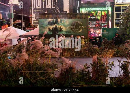 New York, Stati Uniti. 19 Nov 2021. Setup per la promozione di Amazon prime Video la nuova serie The Wheel of Time su Times Square (Photo by Lev Radin/Pacific Press) Credit: Pacific Press Media Production Corp./Alamy Live News Foto Stock