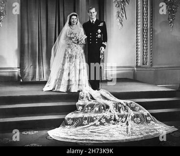 Foto di archivio datata 20/11/1947 della principessa Elizabeth e Lt Philip Mountbatten a Buckingham Palace dopo la loro cerimonia nuziale. La Regina ha raggiunto con grande coraggio il suo primo anniversario di matrimonio senza il suo marito, il Duca di Edimburgo. Data di emissione: Sabato 20 novembre 2021. Foto Stock