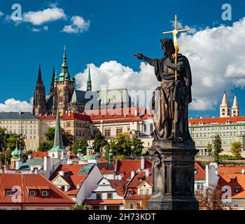 Statua di San Giovanni Battista sul Ponte Carlo, Praga, repubblica Ceca Foto Stock
