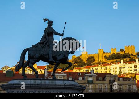 Lisbona, Portogallo. Statua di Dom Joao i a Praca da Figueira. Castelo de Sao Jorge sullo sfondo. La statua del re è opera di Leopoldo de A. Foto Stock